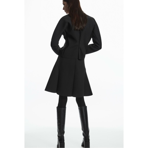 โ
COS Structured waisted Top - Black โ
- Picture 13 of 17